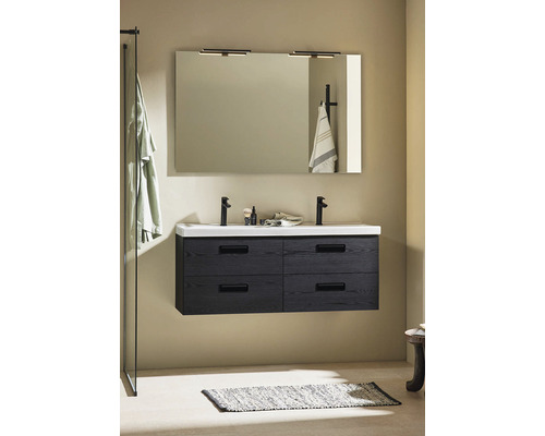 Badrum med dubbla handfat, spegel, kranar och badrumsmatta