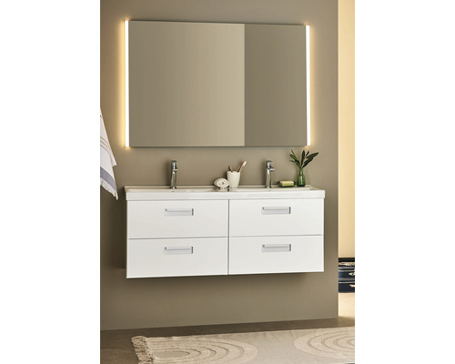 Modernt badrum med tvättställsskåp, dubbla handfat och spegel med belysning