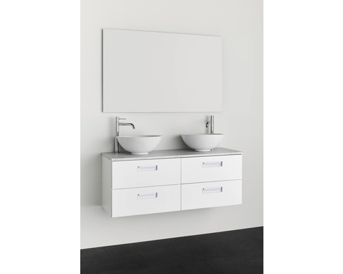 Badrum med dubbla handfat, tvättställsskåp, lådor och spegel