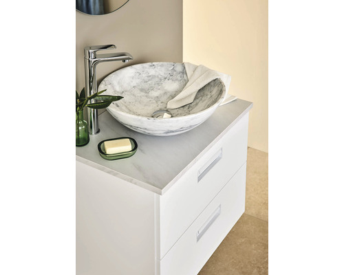 Badrumsskåp med marmorhandfat, kran, tvål och handduk