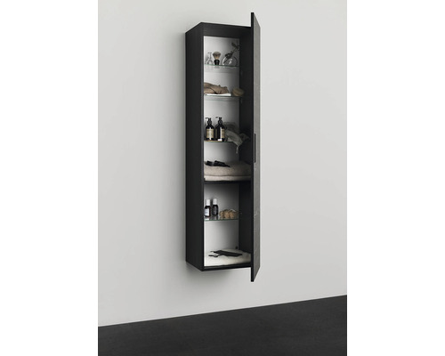 Öppet, hängande badrumsskåp med glashyllor för förvaring av badrumsartiklar