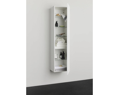 Vitt badrumsskåp med hyllor för väggmontering och öppen dörr.