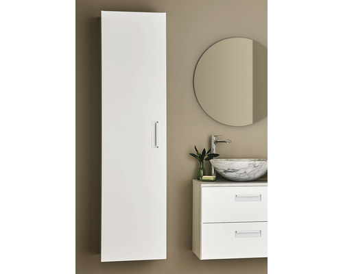 Badrumsmiljö med ett vitt väggskåp, en spegel och ett tvättställsskåp med lådor