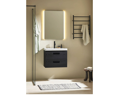 Badrum med tvättställsskåp, spegel med belysning och handdukstork