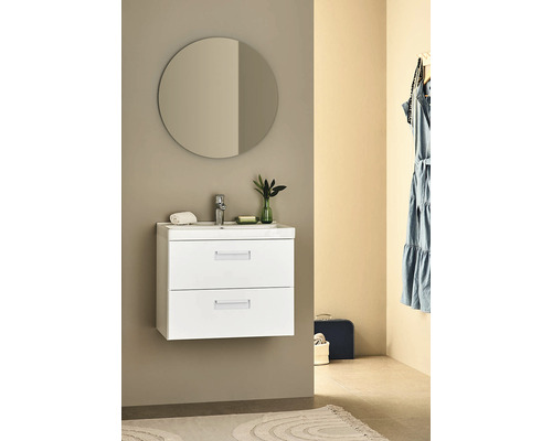 Modernt badrum med tvättställsskåp, tvättställ, rund spegel och armatur.