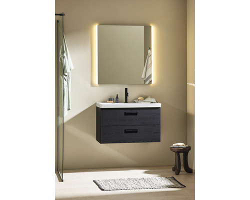 Badrum med tvättställsskåp, spegel med belysning och pall