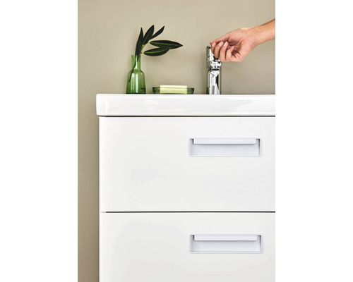 Tvättställ med två lådor, blandare, tvål och dekoration