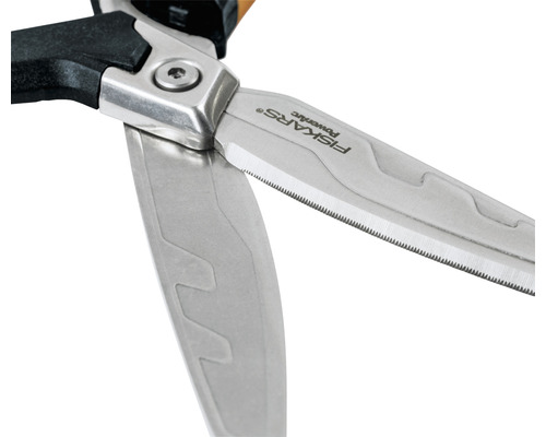 Närbild av grässax från Fiskars med tandade blad