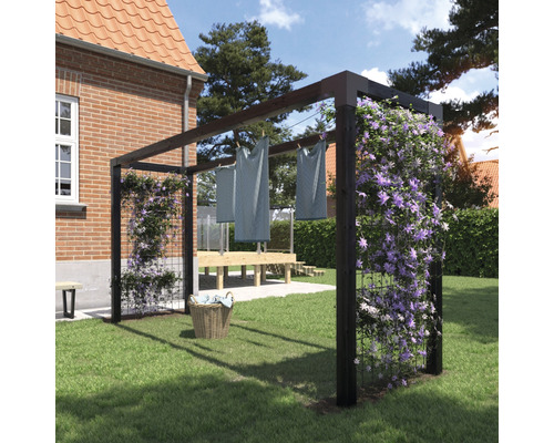 Träterrass med spaljé och tvättlina i trädgården