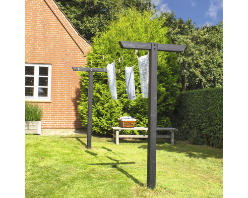 Klädställning i trä i trädgården med tvätt hängd på tork