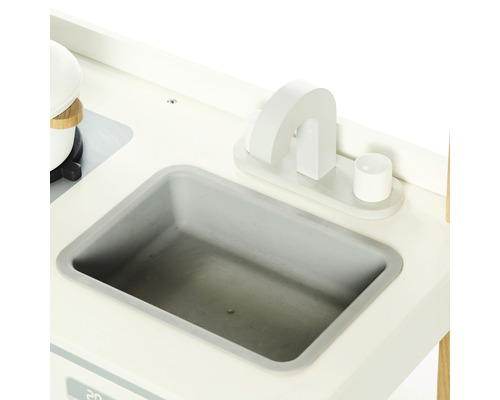 Detaljvy av en leksakskök diskho med kran