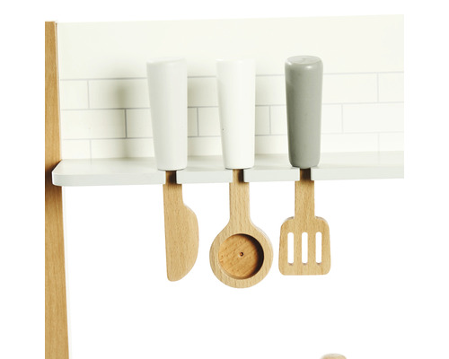 Detaljbild av köksredskap i trä på ett leksakskök
