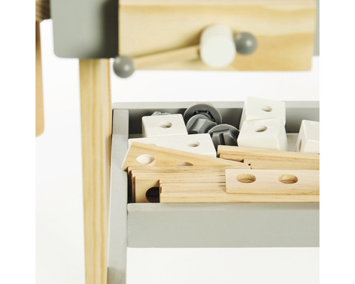 Detaljvy av en arbetsbänk i trä för barn med olika trä- och skruvstyckeelement