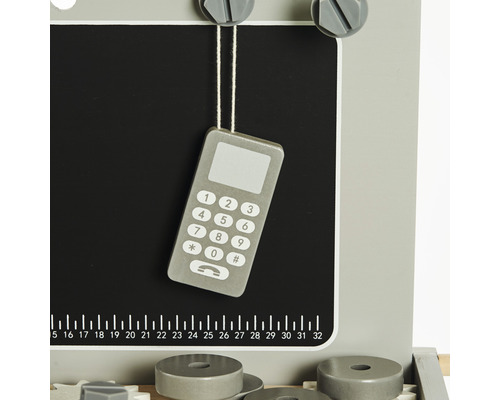 Leksakstelefon i trä hänger på en tavla