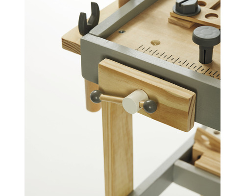 Detaljbild av en träarbetsbänk med skruvstäd