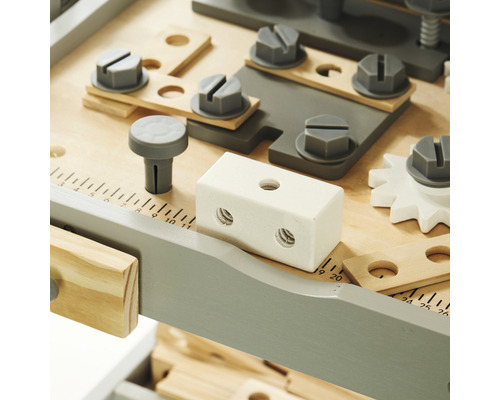 Detaljvy av en barnarbetsbänk med skruvar, muttrar och trädelar