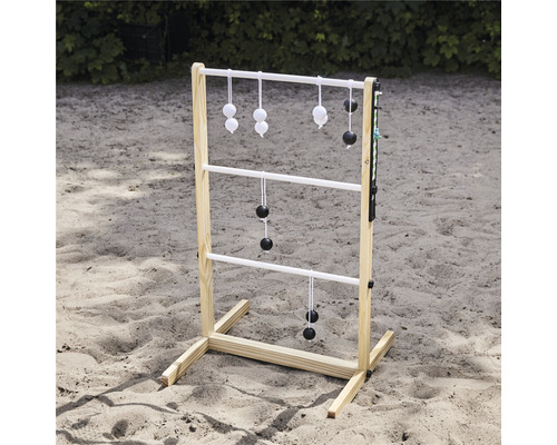 Trästegspel med resultattavla och bollar utomhus