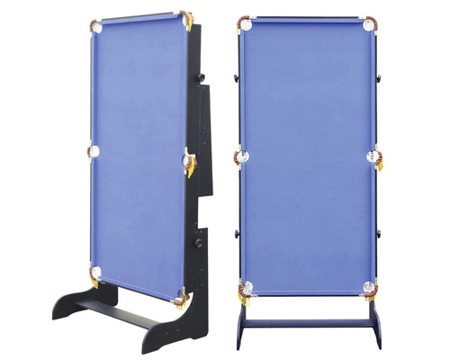 Två vyer av ett vertikalt hopfällt biljardbord.