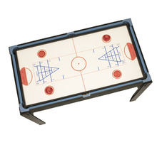Airhockeybord med spelmarkeringar och puckar