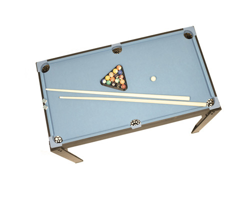 Biljardbord med köer och biljardbollar