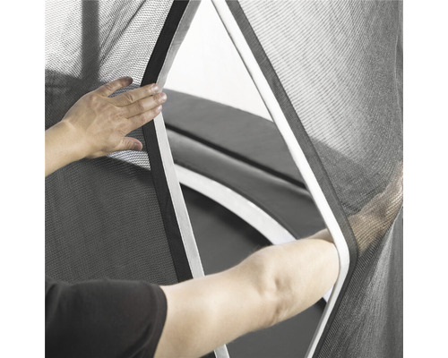 Närbild av en person som fäster ett myggnät