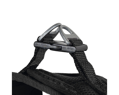 Detaljvy av två metallringar på ett svart band