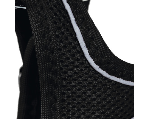 Detaljbild av ett svart nätmaterial med ljus kant