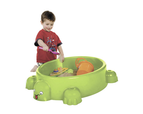 Barn leker med sandlåda i form av sköldpadda med formar och spade