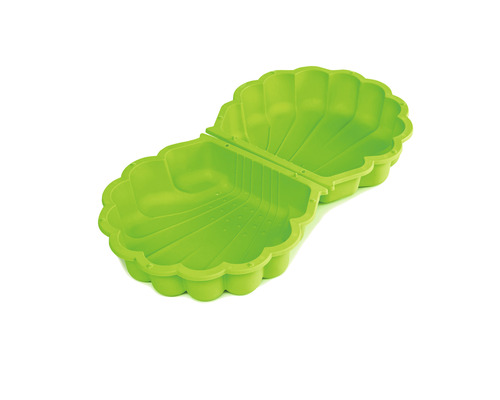 Grön sandlåda i form av ett snäckskal för lek i trädgården