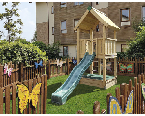 Lekplats med rutschkana och sandlåda i trädgården