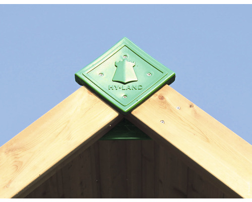 Detaljvy av en träkonstruktion med en grön Hyland hörnkoppling.