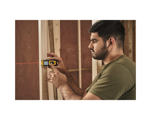 Man mäter en träram med en Stanley laseravståndsmätare