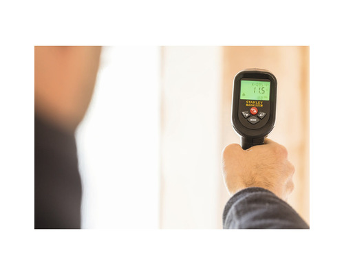 En hand håller en Stanley Fatmax fuktmätare.