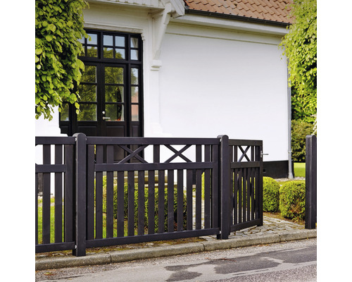 Svart trästaket med trädgårdsgrind framför ett hus