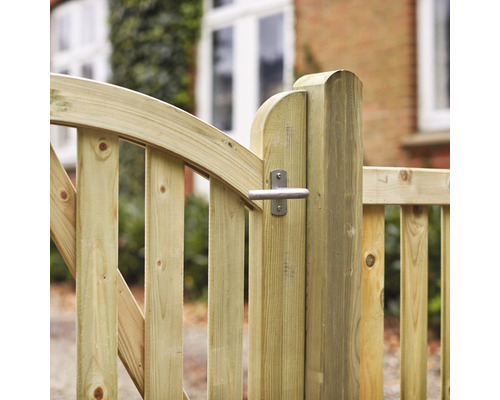 Närbild av en trädgårdsgrind i trä med handtag