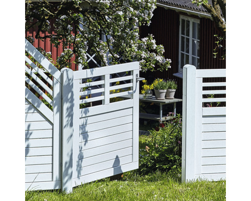 Öppen trädgårdsgrind av trä i en trädgårdsmiljö