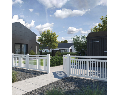 Scen med ett vitt trädgårdsstaket med trädgårdsport som avgränsar en fastighet.