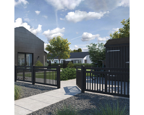 Utsikt över en trädgård med staket och trädgårdsgrind.