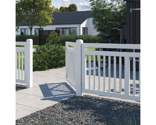 Öppen trädgårdsgrind av trä framför bostadshus