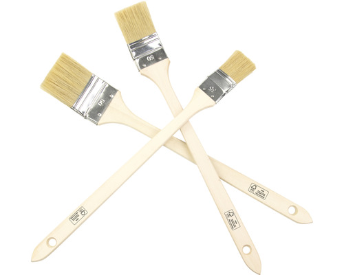 Tre platta penslar med trähandtag och naturborst korsade