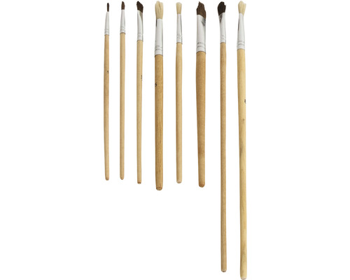 Set med nio penslar med trähandtag.