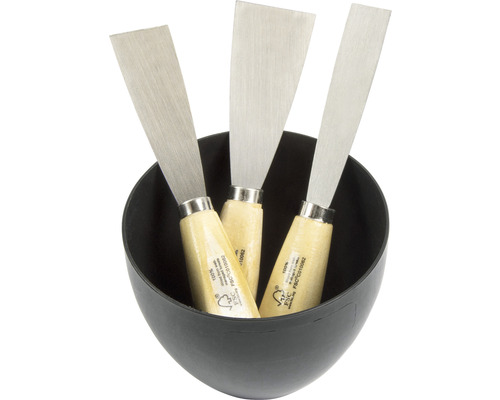 Tre spacklar med trähandtag i en skål