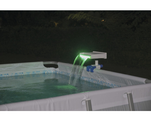 Soldriven pool vattenfall med LED-belysning fäst vid en pool