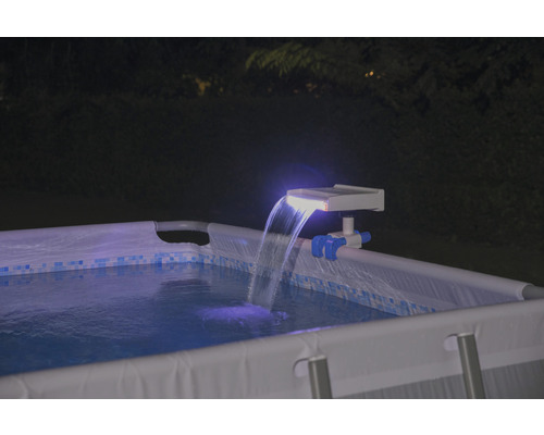 Pool med solcellsdriven vattenfall