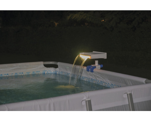 Pool med soldriven vattenfall