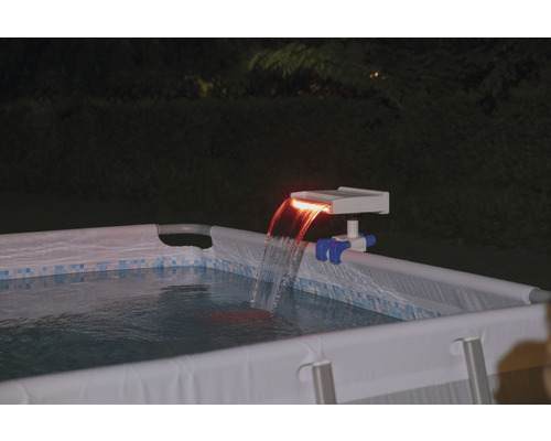 Belyst soldriven poolvattenfall på poolen