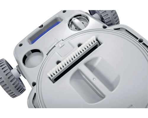 Detaljvy av undersidan av en poolrengöringsrobot med borste