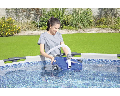 Kvinna använder en poolrobot för att rengöra poolen