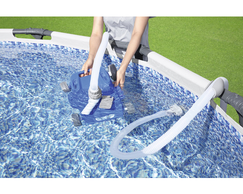 Person placerar automatisk poolrengörare i en pool