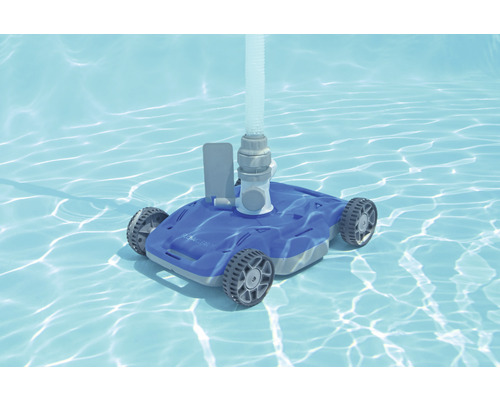 Automatisk poolrengörare i vatten